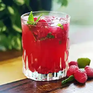 Sweet Berry: Şeftali, çilek, soda — 210 TL